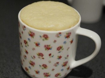 step4: 然後放入微波爐，用最大火力，加熱一分鐘，然後看一看，再加熱30秒，如中間已變硬（不是水水的便可）。否則再加熱30秒至一分鐘即成！