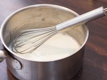 step6: <span class="group_2">酸忌廉檸檬內餡</span>加入牛奶及檸檬汁用手動打蛋器攪拌至混合及無粉粒（未開火）