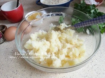 step3: 薯仔煮20分鐘後盛起隔水放入大碗內趁熱加少許鹽 , 黑胡椒碎拌勻用羹壓成蓉