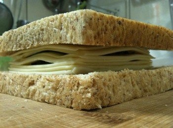 step9: 依序放上起士片和一片土司。