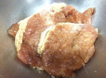 step1: 先將豬扒用刀背拍鬆一下，然後落少許油、 生抽、雞粉、糖、紹酒、菠蘿汁 、豆粉、胡椒粉醃約30分鐘