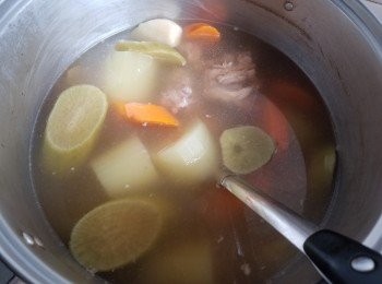 step8: 將豬心 , 豬骨用薑片出水去腥 , 青紅蘿蔔清洗後切件 , 用 3 大湯碗水 , 放入材料大火滾起 , 轉中細火煲 2'1/2 小時 , ( 將豬心取出放涼後切片 , 預備做另一餸菜 ) , 放少少鹽及雞粉 , 熄火蓋好焗 30 分鐘 ,