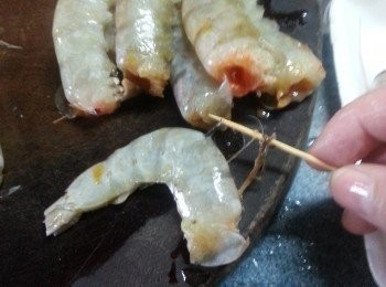 step2: 於蝦背部挑去蝦腸