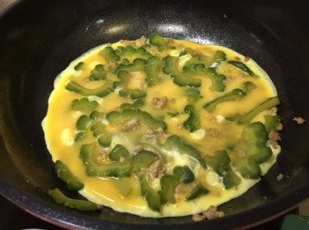 step6: 再加入涼瓜快炒, 再鋪平在平鍋子上, 中細火加入蛋汁, 待蛋汁凝固