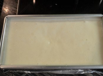 step7: 然後將拌勻好的豆腐麵糊倒入一個不黏的烤盤內，輕敲烤模把氣泡敲出。