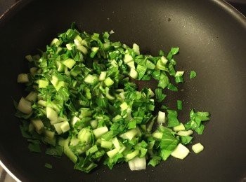 step6: 煮飯同時可準備菜粒, 大火下油炒菜點至軟身, 下少許鹽調味
