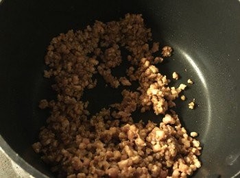 step3: 大火下油, 把肉碎炒至8成熟