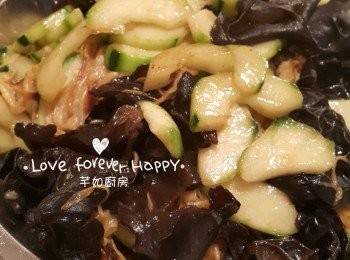 step4: 燒熱油鑊, 爆香蒜蓉, 放入金針, 黑木耳翻炒, 再下青瓜, 加入調味炒勻, 即成青瓜炒金針黑木耳