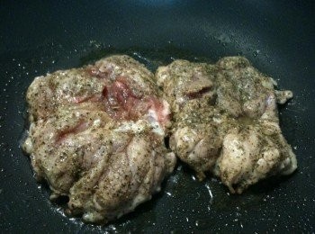 step3: 取出不沾鍋平底鍋，將去骨雞腿帶皮那面朝下，蓋上鍋蓋，開中火慢煎（不需放油）。