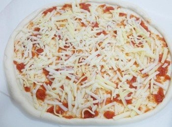 step13: 撒上披薩起士絲~~