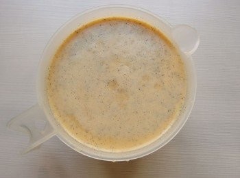 step7: 將放置24小時後的麵糊取出,使用濾網將麵糊過濾...香草豆莢丟棄不用,這樣可以獲得更細緻的麵糊。