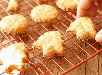 step8: 取出烤盤待10分鐘，把曲奇移到網架上待至完全涼掉後，放入存氣的容器中。