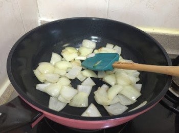 step2: 燒熱油鑊，中火先加入洋蔥快炒至軟身及香味突出，若太乾身，可逐少加1湯匙水讓洋蔥吸收，快炒約8-10分鐘，洋蔥甜味經快炒會突出來