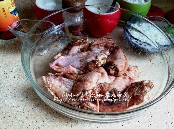 step3: <a href="https://bit.ly/3zHU5V3" target="_blank" data-keyword="雞翼" class="guide-link"><strong>雞翼</strong></a> <span style="display:inline-block;vertical-align:middle;margin-top:-3px;color:initial;border-radius:3px;padding:2px 3px;font-size:12px;line-height:14px;background:#87d300;color:#fff;">即買</span> 放入大碗內加入五香粉 , 薑蓉及<span class="group_2">醃料</span>拌勻醃過夜(如冇時間,最少醃2小時)
