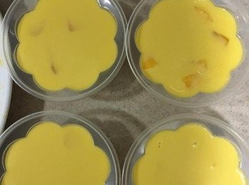 step5: 最後放入部分芒果粒入碗內，再倒入芒果混合液，放入雪櫃冷藏3-4小時便可