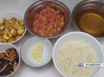 step1: 栗子洗淨，下滾水煮5分鐘，關蓋關火焗5分鐘。用筲箕隔去水分，趁熱用小刀把栗子皮和殼剝掉。