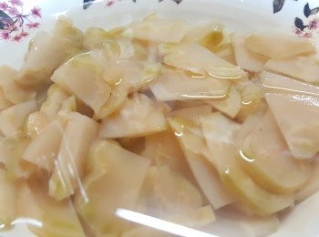 step1: 先將榨菜切薄片後，用熱水浸15至20分鐘。