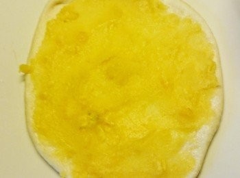 step7: 拿一份麵團，擀成鵝蛋形，大约手掌大小。平均塗上甜薯