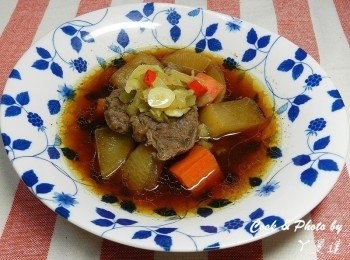 step8: 碗底放一點黑醋，再舀入紅燒牛肉與湯汁，加些炒<span class="group_2">酸菜</span>~真是美味呀~