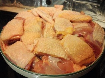 step2: 鑊中下蒸架, 放水燒開, 雞件放碟中下鑊, 小火蒸約 20 分鐘熄火, 取出放涼備用