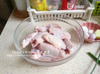 step1: <a href="https://bit.ly/3zHU5V3" target="_blank" data-keyword="雞翼" class="guide-link"><strong>雞翼</strong></a> <span style="display:inline-block;vertical-align:middle;margin-top:-3px;color:initial;border-radius:3px;padding:2px 3px;font-size:12px;line-height:14px;background:#87d300;color:#fff;">即買</span> 解凍洗淨抹乾水份 , 加入薑汁 , 酒 , 鹽焗雞粉及鹽拌勻醃2小時