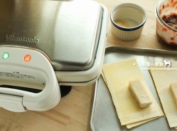 step1: 將酥皮切成比鯛魚燒模稍大一點的長片形（2人份，總共需要4片），年糕切成長條狀，鬆餅機預熱備用。（我用一片約12x13公分大小的現成酥皮，直接從長邊(13公分)切成一半，大小剛剛好。）