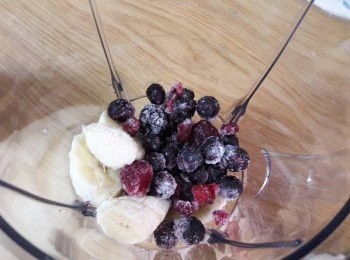 step2: 把所有莓果和香蕉加入果汁機中