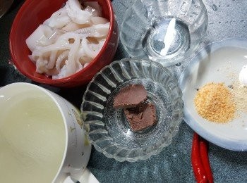 step2: 預備好所有材料：粉絲用水浸軟剪段，紫天椒去籽切粒，蔥切粒