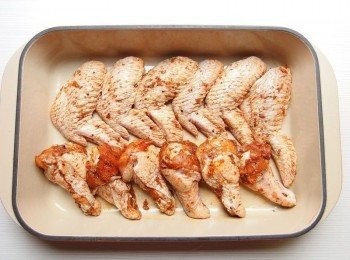 step5: 烤箱設定旋風功能230度c烤15~20分鐘。亦可用平底鍋將雞翅兩面煎成焦香。