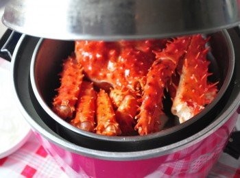 step4: 放入2杯水蓋上電鍋燉煮至電源跳起!