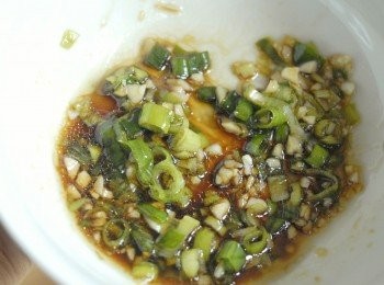 step2: 將蒜蓉，蔥花及調味料拌勻