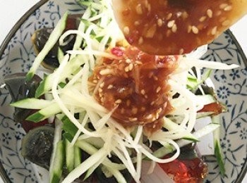 step5: 取一個有點深度的盤子，先放上蒟蒻白玉板(若有準備豆腐也可以一起加入喔)，再隨意放上皮蛋塊後加上小黃瓜絲、薑絲，最後淋上特製的<span class="group_2">淋醬</span>，這道美味又健康的蒟蒻料理就完成了!