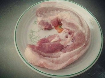 step1: 三層肉【澎湖豬肉】洗淨；蒜頭敲碎；青蔥切珠；辣椒斜切，備用；