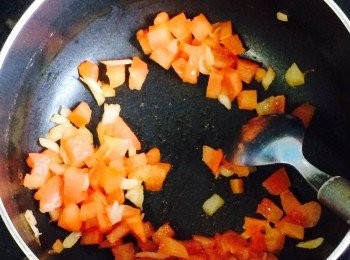 step2: 下少許油先炒香洋蔥粒和蕃茄粒。