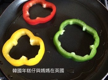 step5: 鑊下油預熱，放入彩椒圈煎一會，