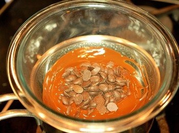 step2: 準備一個鍋子及耐熱容器,容器的口徑須大於鍋子, 用途是"隔水加熱"溶化巧克力。圖片上是使用德國WMF14cm的單柄不鏽鋼及18cm的耐熱玻璃調理碗。 1.先將鍋子裝入1/4高度的水(以水量不碰到容器為準)。 2.將巧克力放入容器裡以隔水加熱方式,小火加熱鍋子後,讓巧克力開始進行調溫溶化。