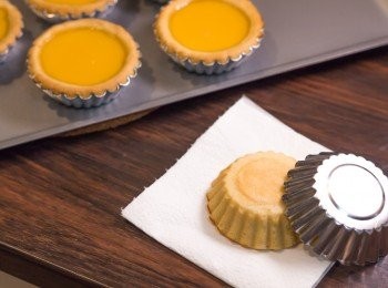 step16: 取出稍為待涼至手可處理的程度，直接反轉蛋撻，敲一敲摸具即可脫摸