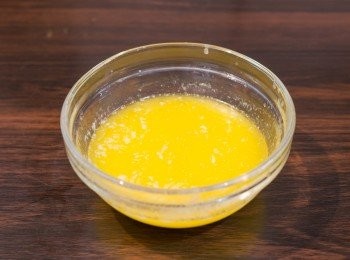 step2: 餅底做法：把無鹽牛油以明火或微波爐加熱溶化成牛油溶液。
