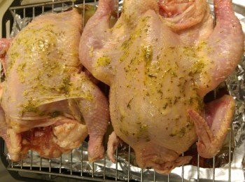 step3: 用200度預熱焗爐,將溶牛油加入香草搽上雞身上,<a href="https://bit.ly/3EZL8dD" target="_blank" data-keyword="雞胸" class="guide-link"><strong>雞胸</strong></a> <span style="display:inline-block;vertical-align:middle;margin-top:-3px;color:initial;border-radius:3px;padding:2px 3px;font-size:12px;line-height:14px;background:#87d300;color:#fff;">即買</span> 向上先焗20分鐘,反轉再焗20分鐘。