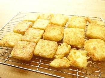 step9: 隔油後潵上蔥花、七味粉及鹽調味，並可以配以冷麵汁同吃。