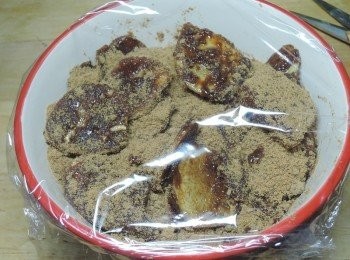 step4: 用保鮮膜封起來，放入電鍋中，外鍋一杯半的水蒸，簡簡單單就完成黑糖薑汁囉!!!!!蒸好後取出，攪拌均勻，放涼後，裝在用熱水消毒過且放乾的玻璃瓶中，然後冰箱冷藏就可以了!!!!