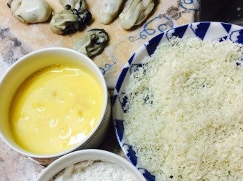 step3: 準備三個容器：一，麵粉和鹽混合。二，雞蛋和米酒打發均勻。三，日式麵包糠和半湯匙橄欖油用手指輕輕搓匀，直至每粒麵包糠都被油包裹而依然鬆散。