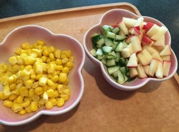 step2: 青瓜、蘋果去芯，切細粒。