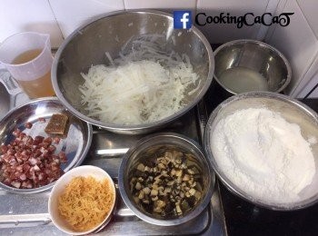 step1: 略洗冬菇及瑤柱後用熱水浸軟，浸後把水備用，並把冬菇切粒及瑤柱拆絲。臘腸先蒸5分鐘後切粒待用。