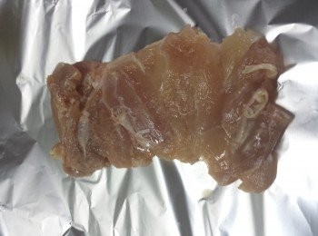 step3: 將醃制好的雞腿平鋪在上面。