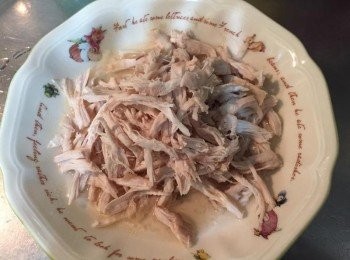 step6: 蒸熟後的<a href="https://bit.ly/3EZL8dD" target="_blank" data-keyword="雞胸" class="guide-link"><strong>雞胸</strong></a> <span style="display:inline-block;vertical-align:middle;margin-top:-3px;color:initial;border-radius:3px;padding:2px 3px;font-size:12px;line-height:14px;background:#87d300;color:#fff;">即買</span> 肉放涼, 接著撕成雞絲 (雞汁留下來一起當<span class="group_2">醬料</span>)