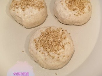 step5: 準備一隻平底鍋，開中慢火預熱1分鐘，鍋內掃一層薄薄嘅油，輕手將麵糰放入，轉最細火蓋鍋煎5分鐘，翻轉煎5分鐘，最後再翻多一次煎5分鐘。如果你嘅麵糰表面金黃，輕力敲下佢有清脆嘅聲音，表示已經煮熟！