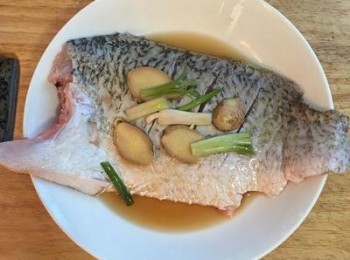 step3: 用薑片、蔥段和黃酒或米酒醃一下。