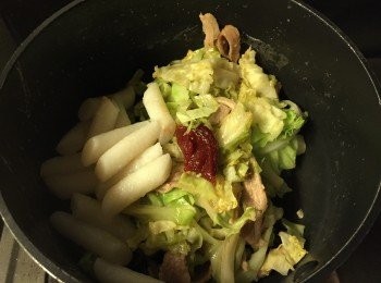 step5: 菜炒至軟身後加入年榚和獻汁