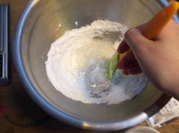 step16: 將120g 蛋白粉 加入20g 熱水拌勻即可